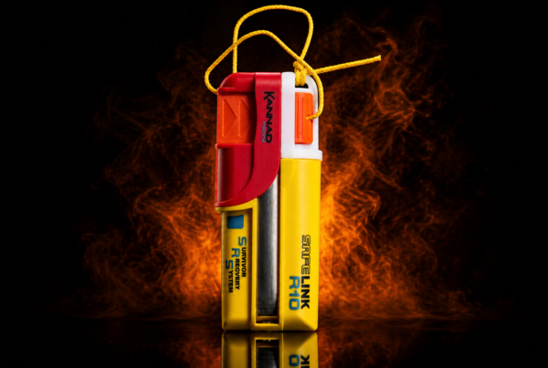 Balise AIS KANNAD SafeLink R10 2015 avec effet fumée orange sur fond noir