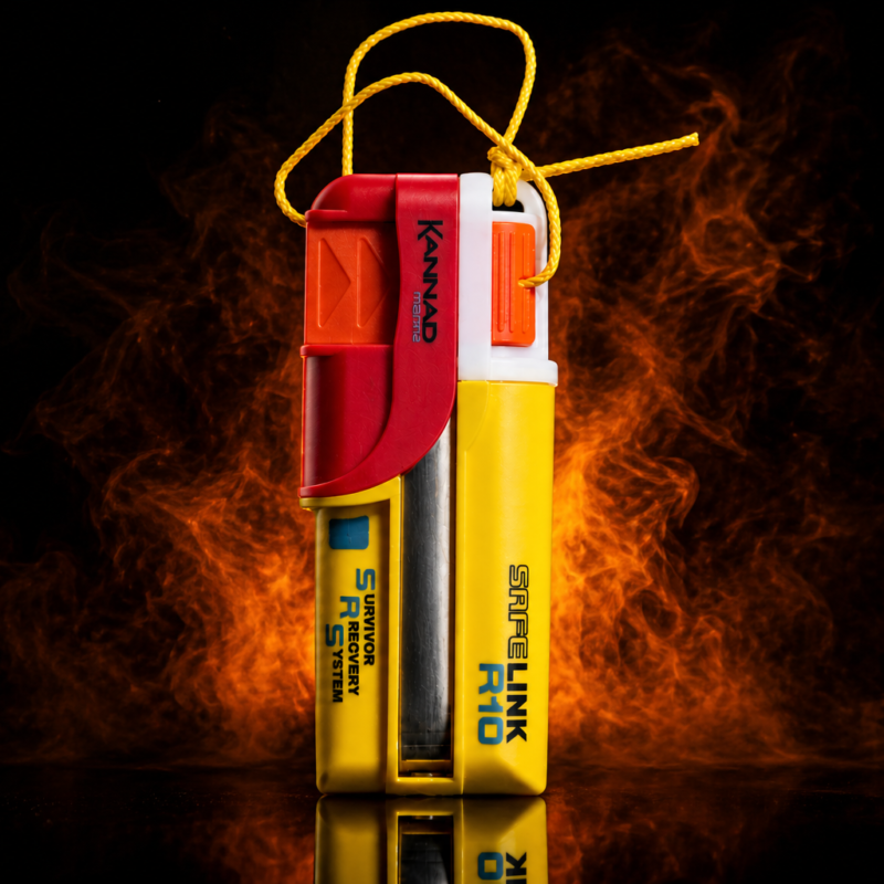 Balise AIS KANNAD SafeLink R10 2015 avec effet fumée orange sur fond noir