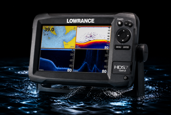 Sondeur GPS Lowrance HDS7 Gen3 2015 avec affichage sonar sur fond noir et effet eau