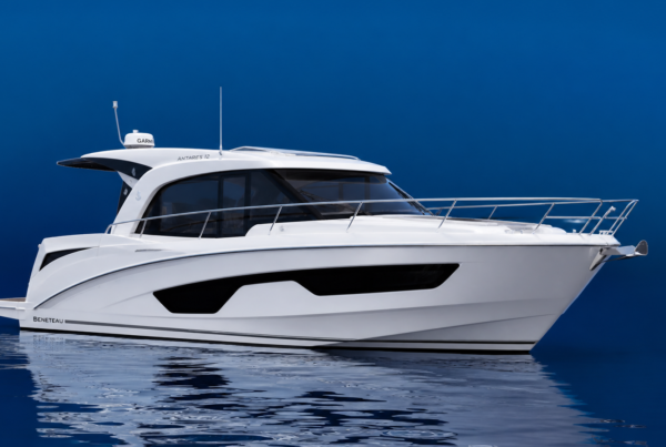 Bateau Beneteau Antares 12 Coupé en mer avec fond bleu