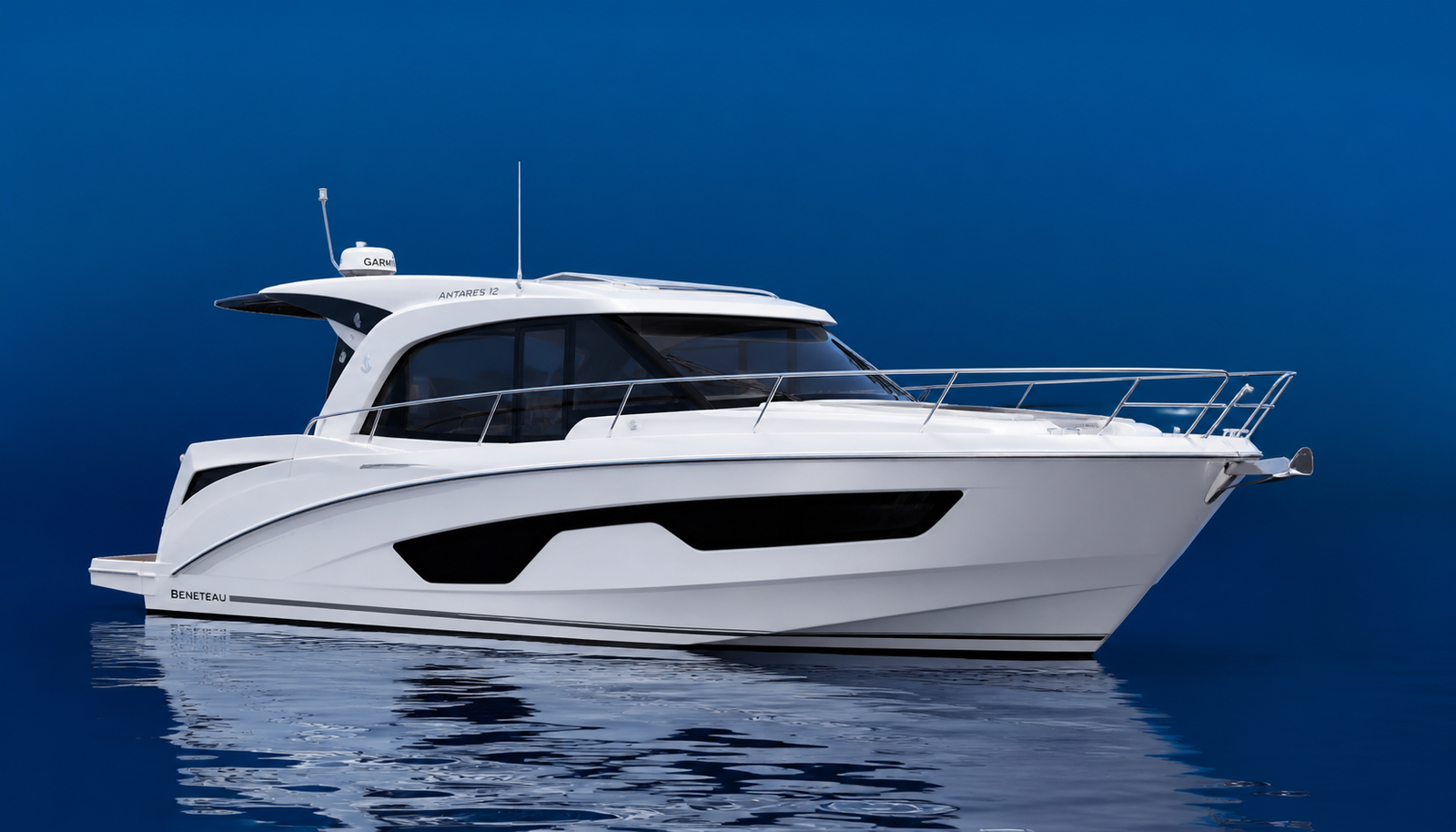 Bateau Beneteau Antares 12 Coupé en mer avec fond bleu