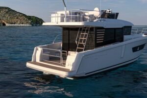 Bateau Beneteau Swift Trawler 37 2026 en navigation en mer