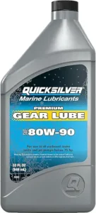 Huile d'embase SAE 80W-90 pour la vidange de l'embase d'un moteur hors-bord avant l'hivernage